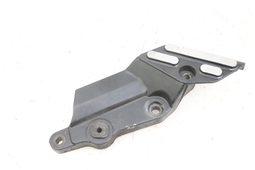 photo de LEFT FRONT FOOTREST BRACKET TRIUMPH SPEED TRIPLE T301 900 (1994 - 1996) - Technical close-up