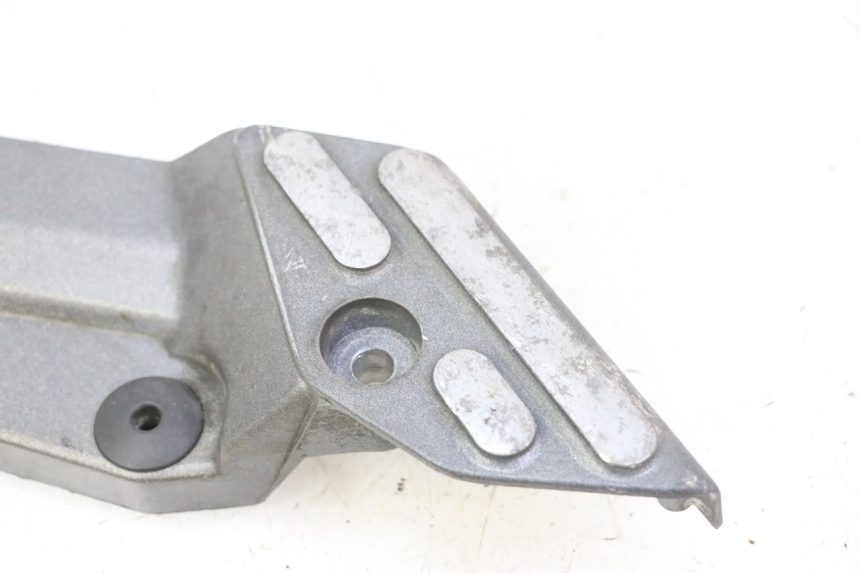 photo de FRONT LEFT FOOTREST MOUNT TRIUMPH SPRINT 900 (1995 - 1998) - Technical close-up