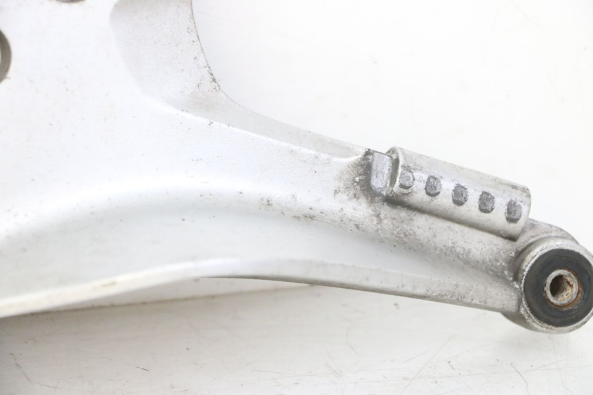 photo de FRONT LEFT FOOTREST MOUNT HONDA ST PAN EUROPEAN 1300 (2002 - 2013) - Distinctive features