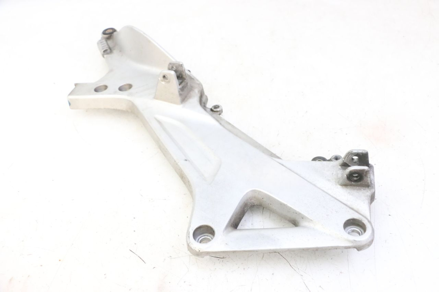 photo de FRONT LEFT FOOTREST MOUNT HONDA ST PAN EUROPEAN 1300 (2002 - 2013) - Zoom on usage condition