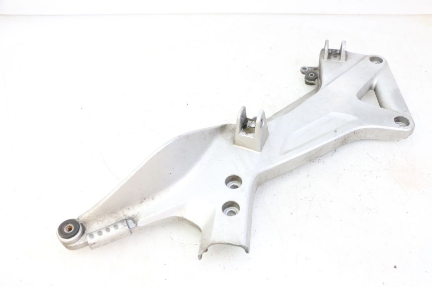 photo de FRONT LEFT FOOTREST MOUNT HONDA ST PAN EUROPEAN 1300 (2002 - 2013) - Alternative perspective