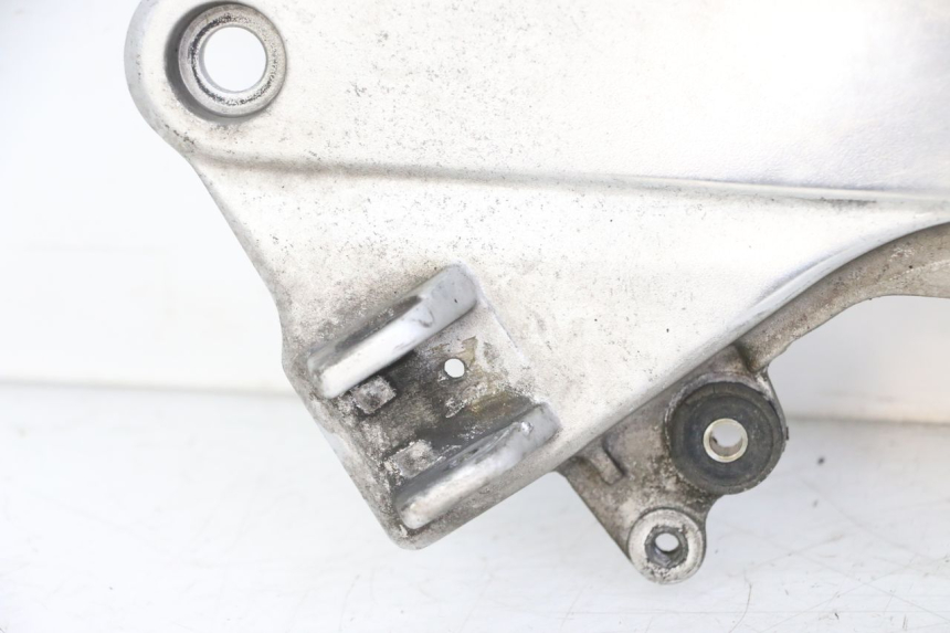 photo de FRONT LEFT FOOTREST MOUNT HONDA ST PAN EUROPEAN 1300 (2002 - 2013) - Markings and original references