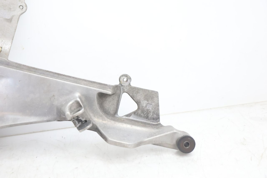 photo de FRONT LEFT FOOTREST MOUNT HONDA ST PAN EUROPEAN 1100 (1990 - 2002) - Alternative perspective