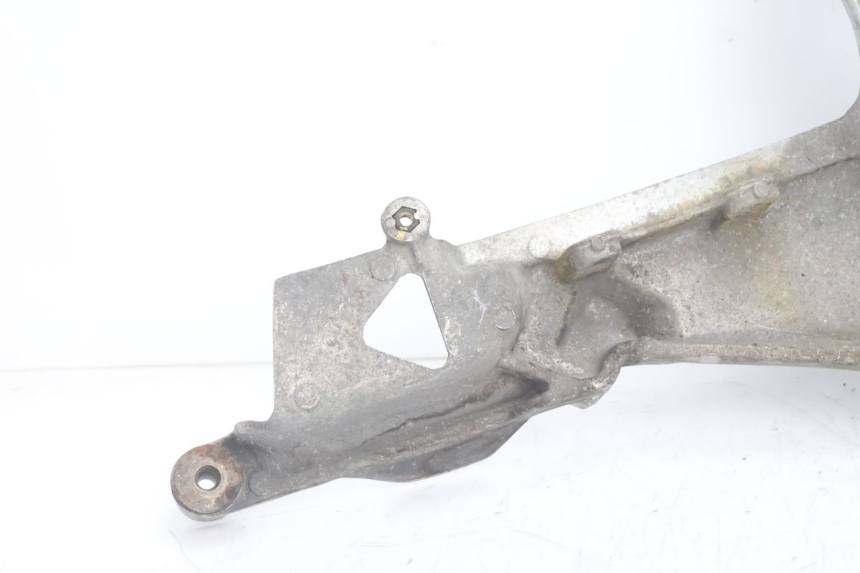 photo de FRONT LEFT FOOTREST MOUNT HONDA ST PAN EUROPEAN 1100 (1990 - 2002) - Fixing points details