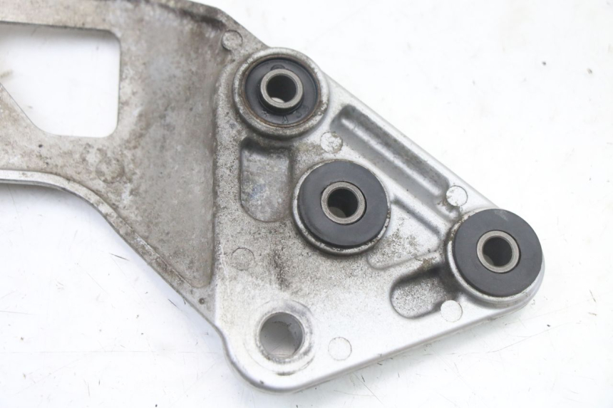 photo de FRONT LEFT FOOTREST MOUNT SUZUKI GSX F GSXF 650 (2007 - 2015) - Fixing points details