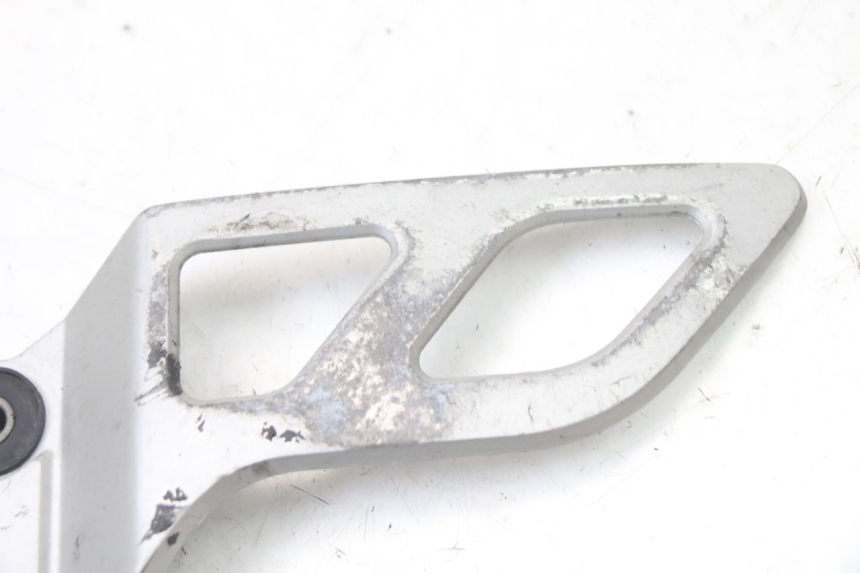 photo de FRONT LEFT FOOTREST MOUNT SUZUKI GSX F GSXF 650 (2007 - 2015) - Zoom on usage condition