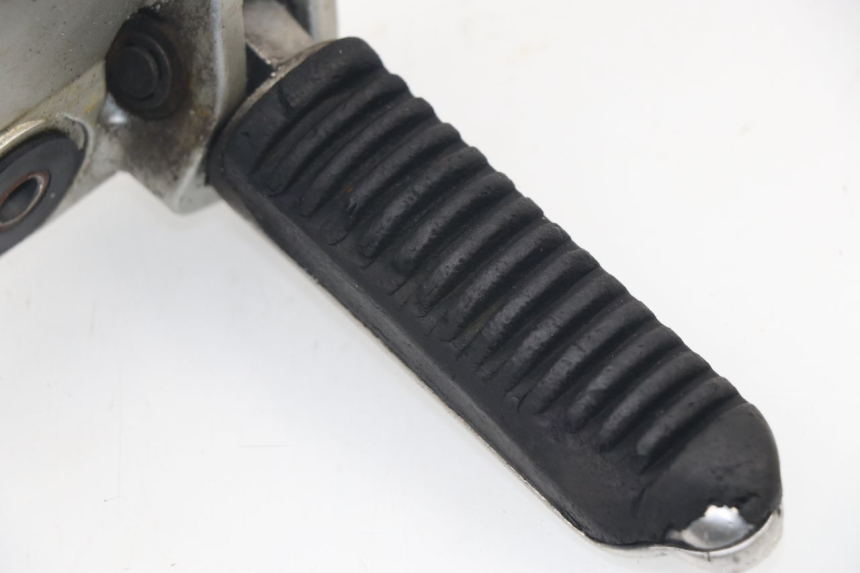 photo de FRONT LEFT FOOTREST MOUNT SUZUKI GSX F GSXF 750 (1988 - 1998) - Component detail