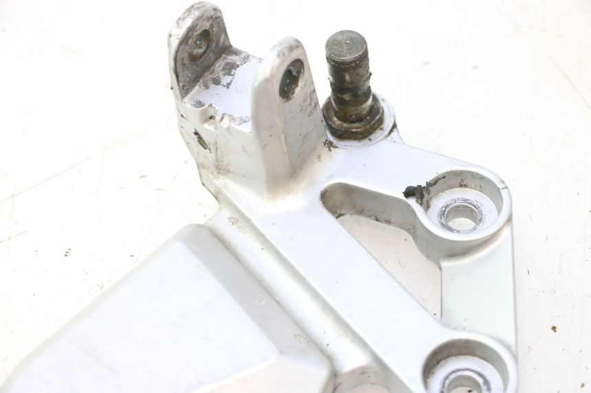 photo de FRONT LEFT FOOTREST MOUNT SUZUKI SV S 650 (2003 - 2009) - Fixing points details