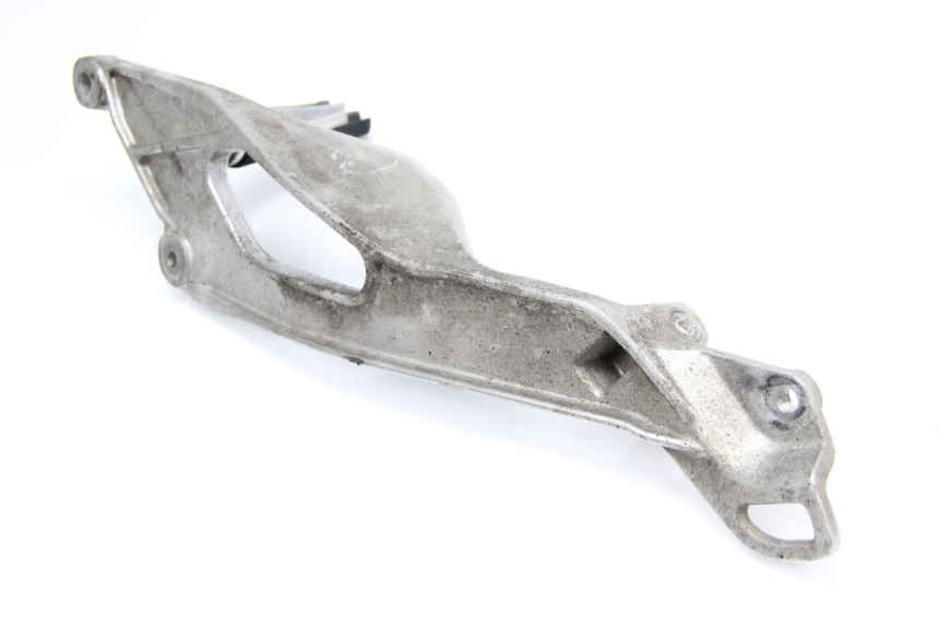 photo de FRONT LEFT FOOTREST MOUNT YAMAHA TDM ABS 900 (2002 - 2014) - Alternative perspective