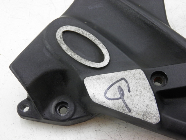 photo de FRONT LEFT FOOTREST MOUNT TRIUMPH TROPHY 1200 (1996 - 2003) - Component detail