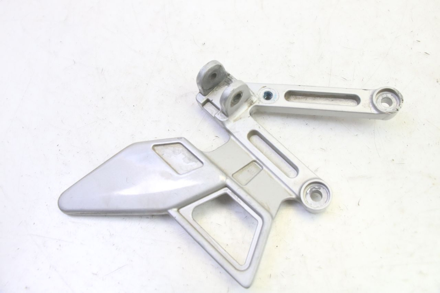 photo de FRONT LEFT FOOTREST MOUNT YAMAHA TZR 50 (2008 - 2016) - Component detail