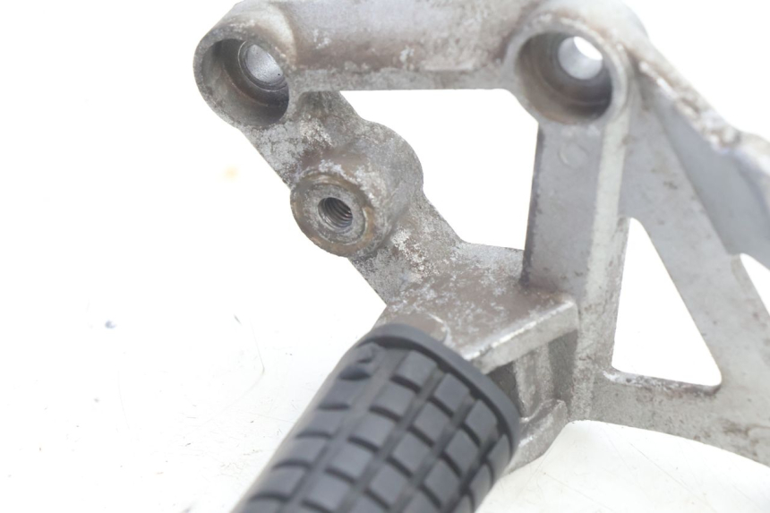 photo de FRONT LEFT FOOTREST MOUNT DAELIM VJ ROADWIN 125 (2004 - 2007) - Zoom on usage condition