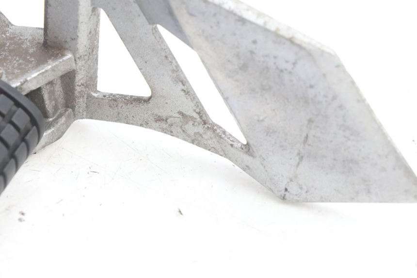 photo de FRONT LEFT FOOTREST MOUNT DAELIM VJ ROADWIN 125 (2004 - 2007) - Alternative perspective