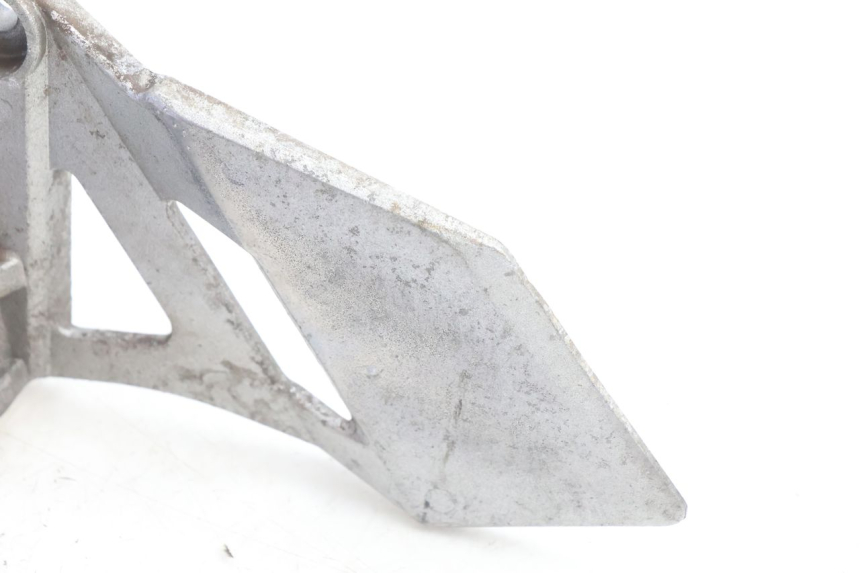 photo de FRONT LEFT FOOTREST MOUNT DAELIM VJ ROADWIN 125 (2004 - 2007) - Technical close-up