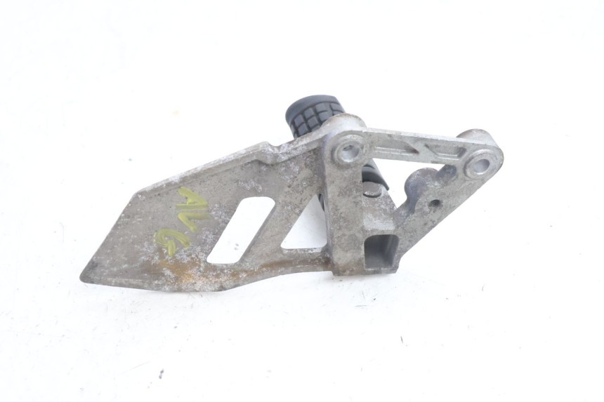 photo de FRONT LEFT FOOTREST MOUNT DAELIM VJ ROADWIN 125 (2004 - 2007) - Markings and original references