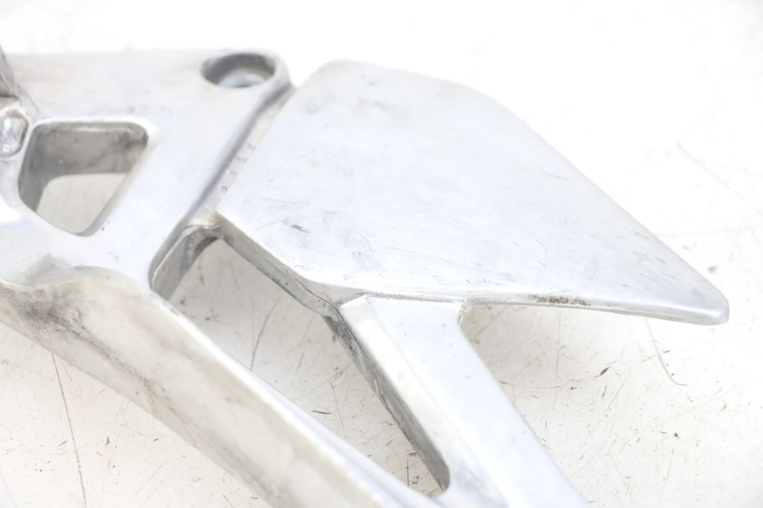 photo de FRONT LEFT FOOTREST MOUNT YAMAHA XJN DIVERSION 600 (2000 - 2003) - Component detail