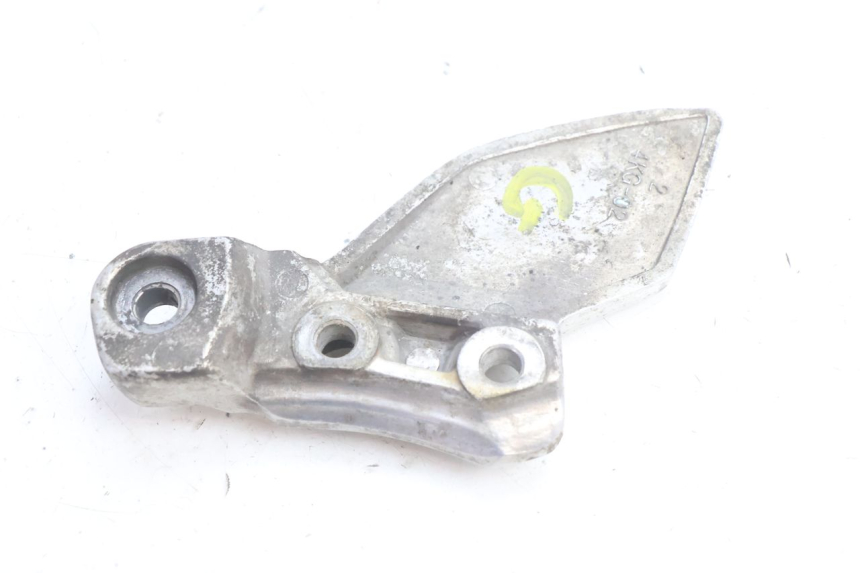 photo de FRONT LEFT FOOTREST MOUNT YAMAHA XJR 1300 (1998 - 2002) - Alternative perspective