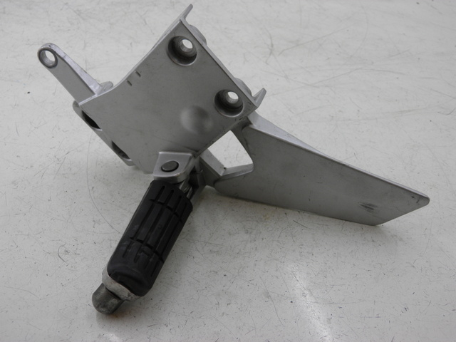 photo de FRONT LEFT FOOTREST MOUNT YAMAHA FJR 1300 (2004 - 2005) - Main view