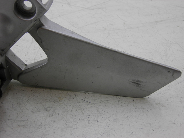 photo de FRONT LEFT FOOTREST MOUNT YAMAHA FJR 1300 (2004 - 2005) - Zoom on usage condition