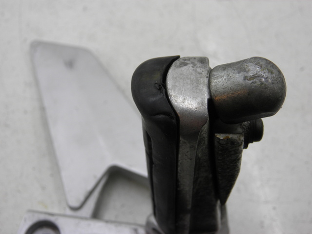 photo de FRONT LEFT FOOTREST MOUNT YAMAHA FJR 1300 (2004 - 2005) - Alternative perspective