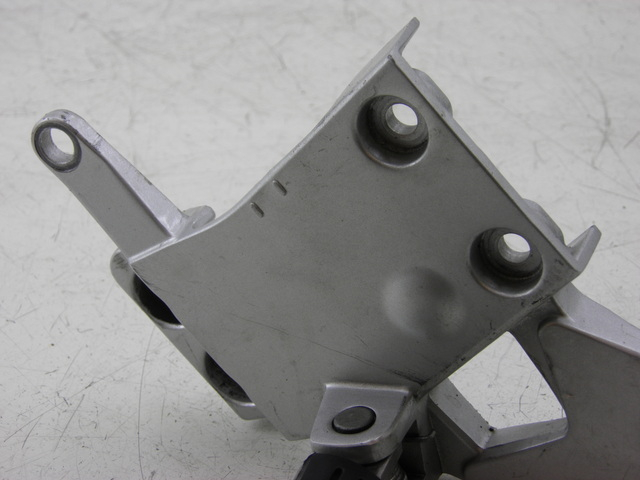 photo de FRONT LEFT FOOTREST MOUNT YAMAHA FJR 1300 (2004 - 2005) - Fixing points details