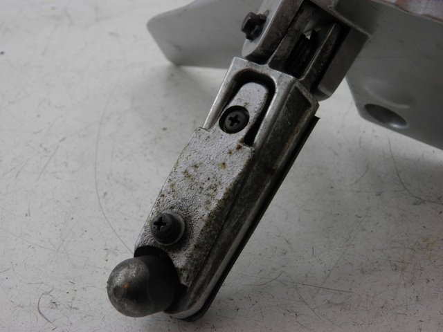 photo de FRONT LEFT FOOTREST MOUNT YAMAHA FJR 1300 (2004 - 2005) - Surface and material condition