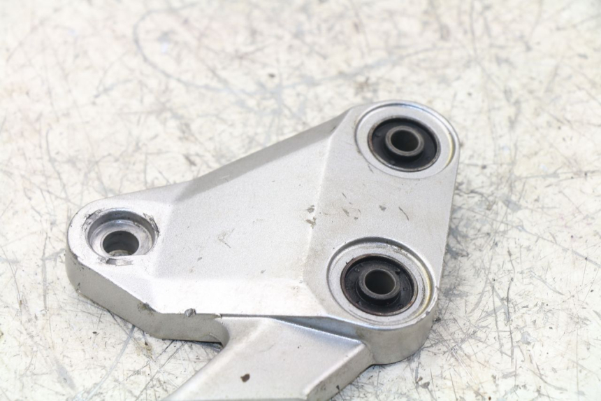 photo de FRONT LEFT FOOTREST MOUNT YAMAHA FZ1 FAZER 1000 (2007 - 2009) - Zoom on usage condition