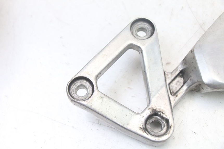 photo de LEFT FRONT FOOTREST BRACKET YAMAHA FZS FAZER 600 (2001 - 2003) - Component detail