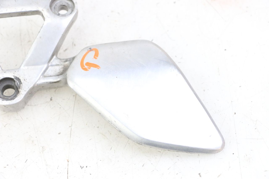 photo de LEFT FRONT FOOTREST BRACKET YAMAHA FZS FAZER 600 (2001 - 2003) - Component detail