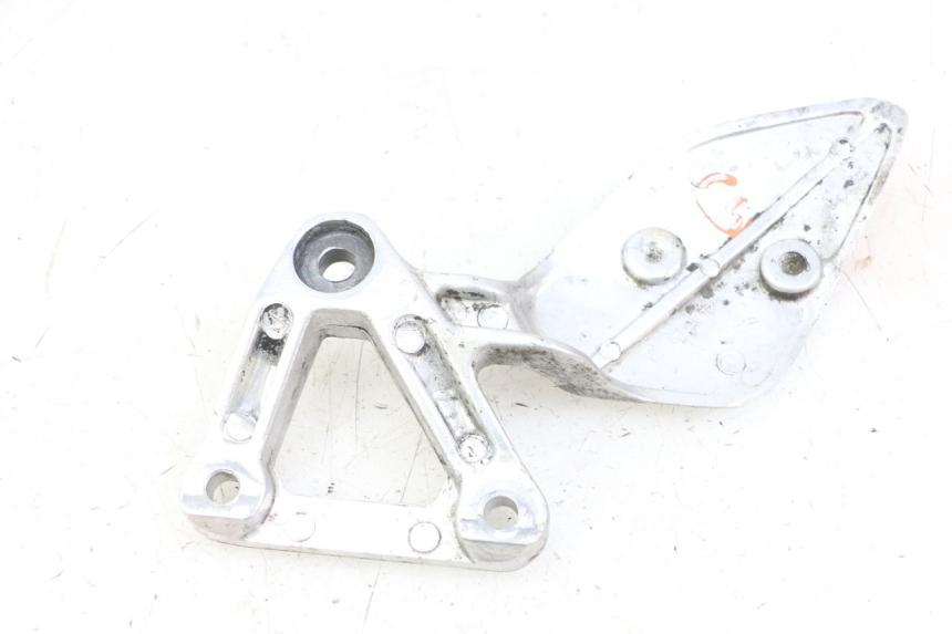 photo de LEFT FRONT FOOTREST BRACKET YAMAHA FZS FAZER 600 (2001 - 2003) - Alternative perspective