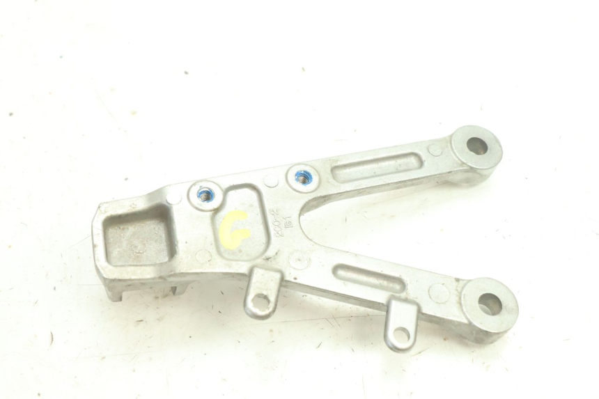photo de FRONT LEFT FOOTREST MOUNT YAMAHA YZF R6 600 (2008 - 2009) - Zoom on usage condition