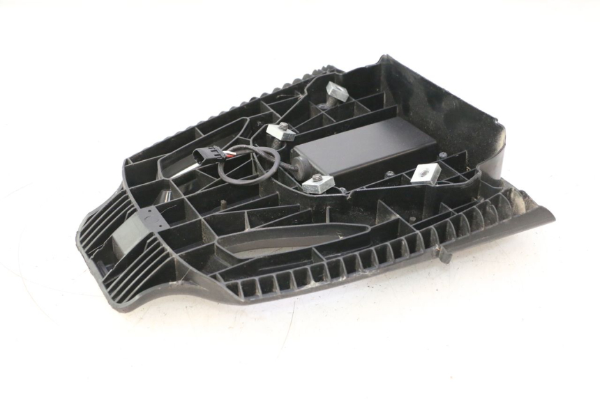 photo de PLATE TOP BOX PIAGGIO MP3 HPE 530 (2022 - 2026) - Zoom on usage condition