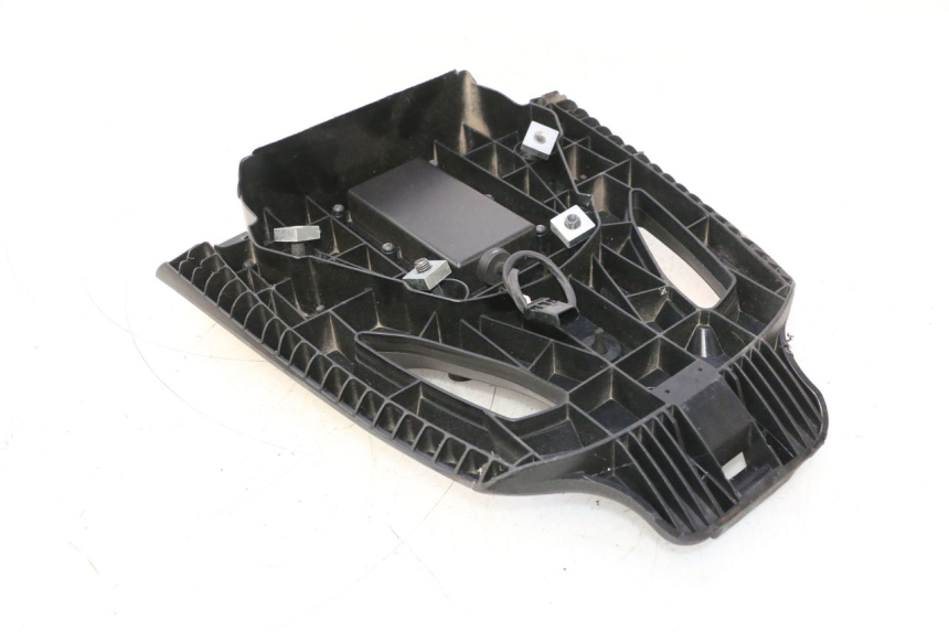photo de PLATE TOP BOX PIAGGIO MP3 HPE 530 (2022 - 2026) - Fixing points details