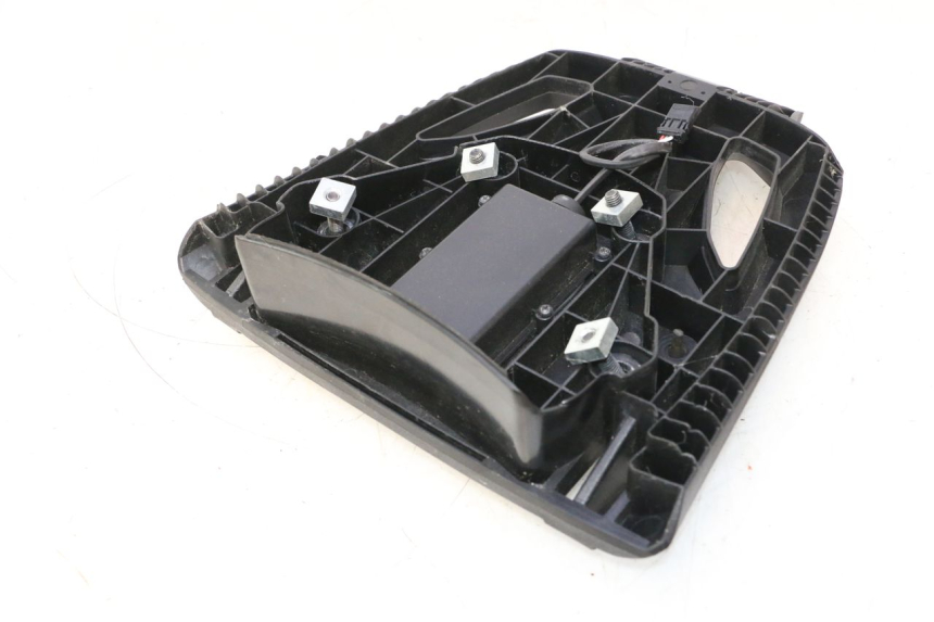 photo de PLATE TOP BOX PIAGGIO MP3 HPE 530 (2022 - 2026) - Surface and material condition