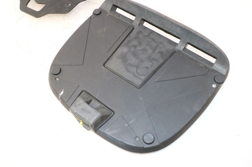 photo de PLATE TOP BOX PIAGGIO MP3 500 (2016 - 2018) - Zoom on usage condition