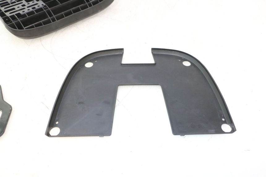 photo de PLATE TOP BOX PIAGGIO MP3 500 (2016 - 2018) - Fixing points details