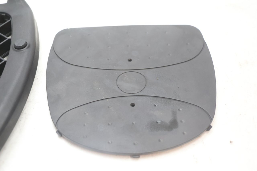 photo de PLATE TOP BOX PEUGEOT SATELIS 125 (2013 - 2018) - Zoom on usage condition