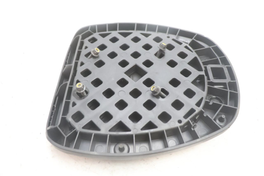 photo de PLATE TOP BOX PEUGEOT SATELIS 125 (2013 - 2018) - Fixing points details