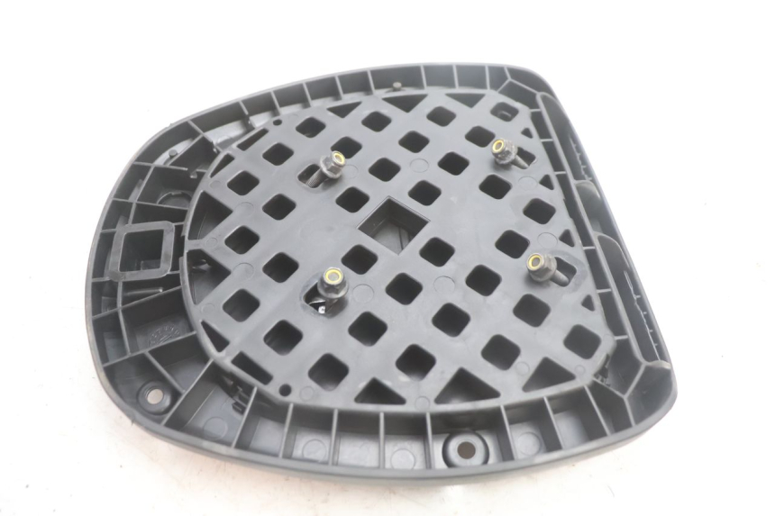 photo de PLATE TOP BOX PEUGEOT SATELIS 125 (2013 - 2018) - Surface and material condition