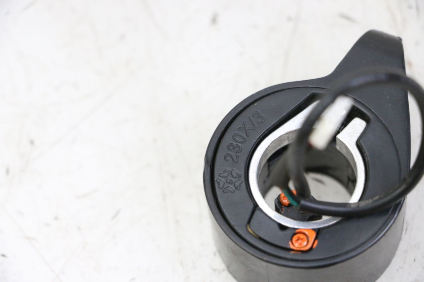 photo de THROTTLE GRIP URBANGLIDE 100XS 1 - Technical close-up