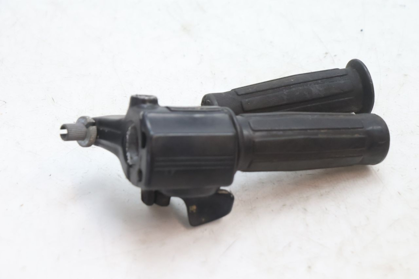 photo de THROTTLE GRIP PEUGEOT 103 SPX CLIP 50 (1989 - 1992) - Zoom on usage condition