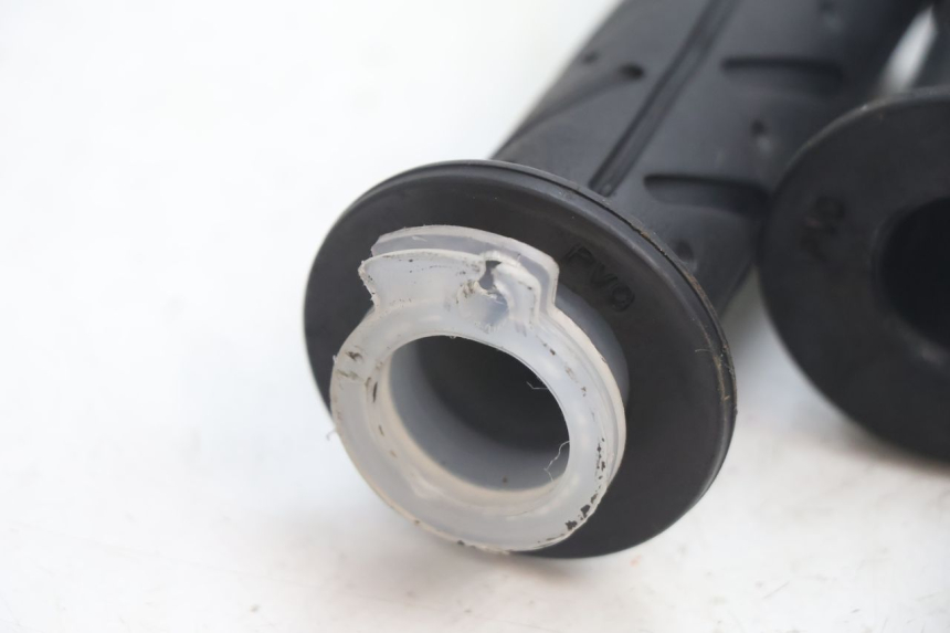 photo de THROTTLE GRIP KYMCO AGILITY PREMIUM 50 (2007 - 2010) - Zoom on usage condition