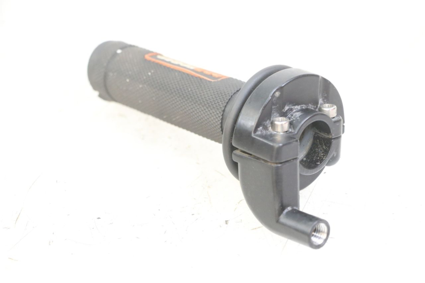 photo de THROTTLE GRIP APOLLO RFZ 125 - Fixing points details
