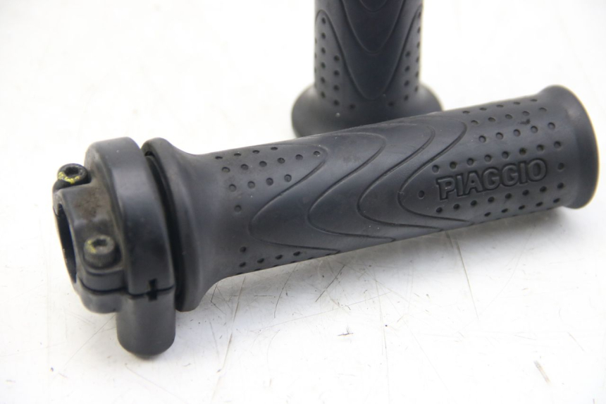 photo de THROTTLE GRIP PIAGGIO BEVERLY 125 (2010 - 2015) - Alternative perspective