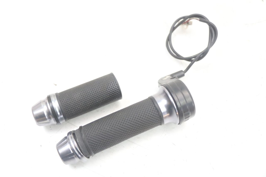 photo de THROTTLE GRIP EBROH BRAVO GLE 1 (2020 - 2024) - Fixing points details