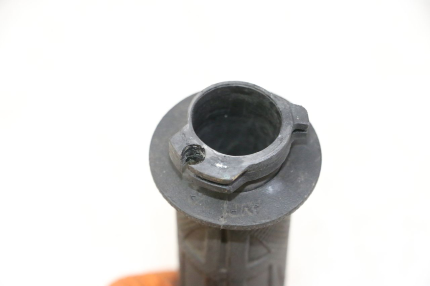 photo de THROTTLE GRIP YAMAHA BW'S 100 (1999 - 2002) - Alternative perspective