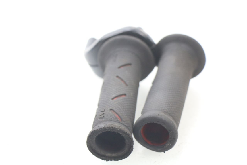 photo de THROTTLE GRIP HONDA CRF CR-F 450 (2001 - 2005) - Technical close-up