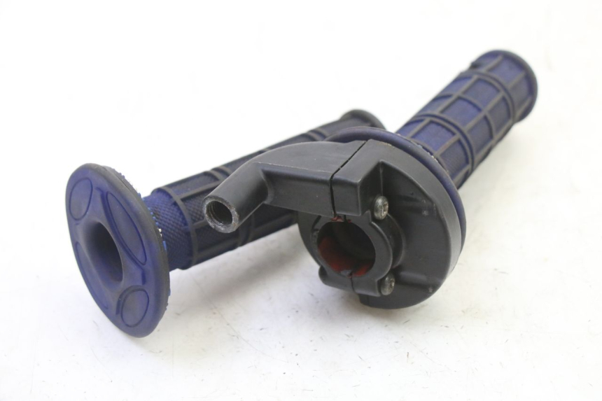 photo de THROTTLE GRIP BSE DIRTBIKE PH10L 125 - Zoom on usage condition
