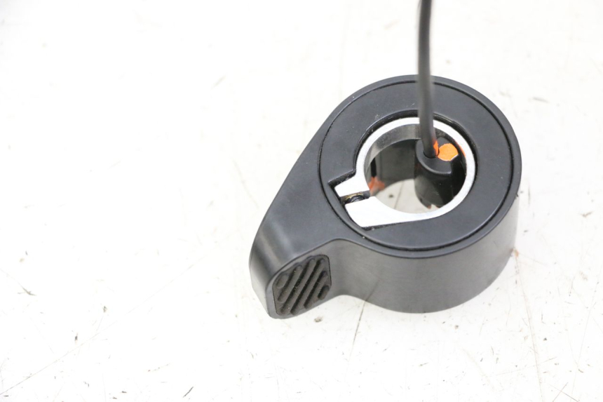 photo de THROTTLE GRIP SEGWAY NINEBOT E2 1 - Zoom on usage condition