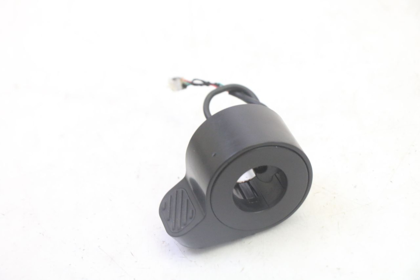 photo de THROTTLE GRIP SEGWAY NINEBOT F65I 1 - Zoom on usage condition